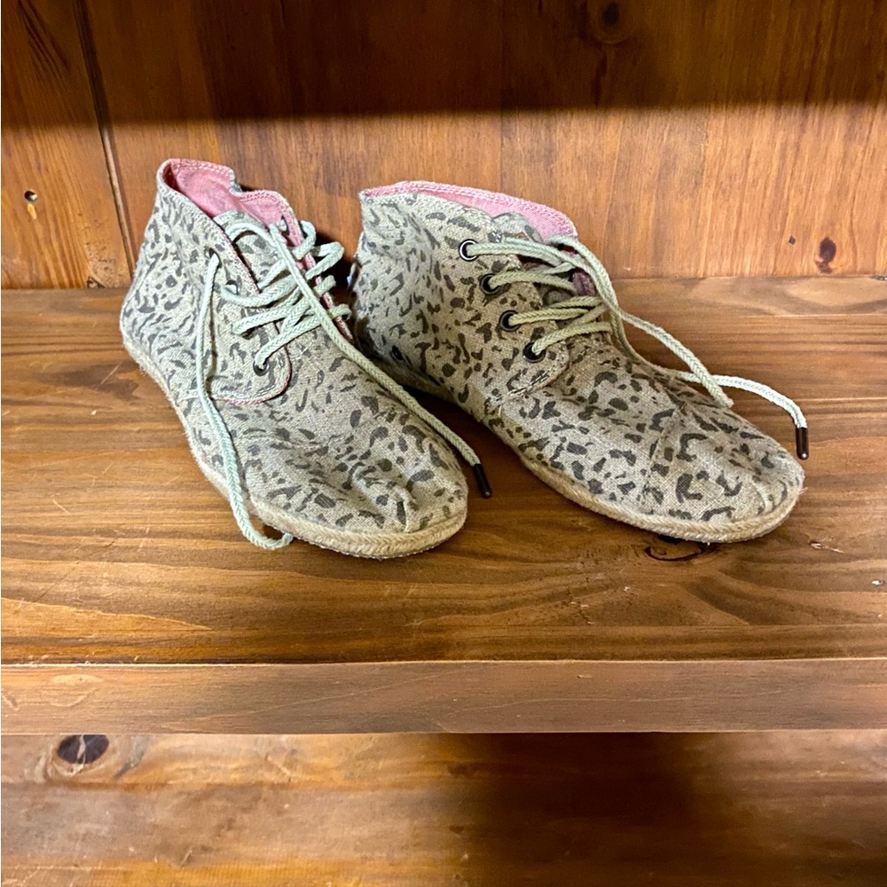 They are a size 8, but fit more like a 7-7.5

Toms Lace-Up Boots Olive Green wit
